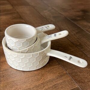 White ceramic Honeycomb Measuring Cups